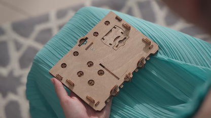 ClueFrame - Puzzle Photo Frame